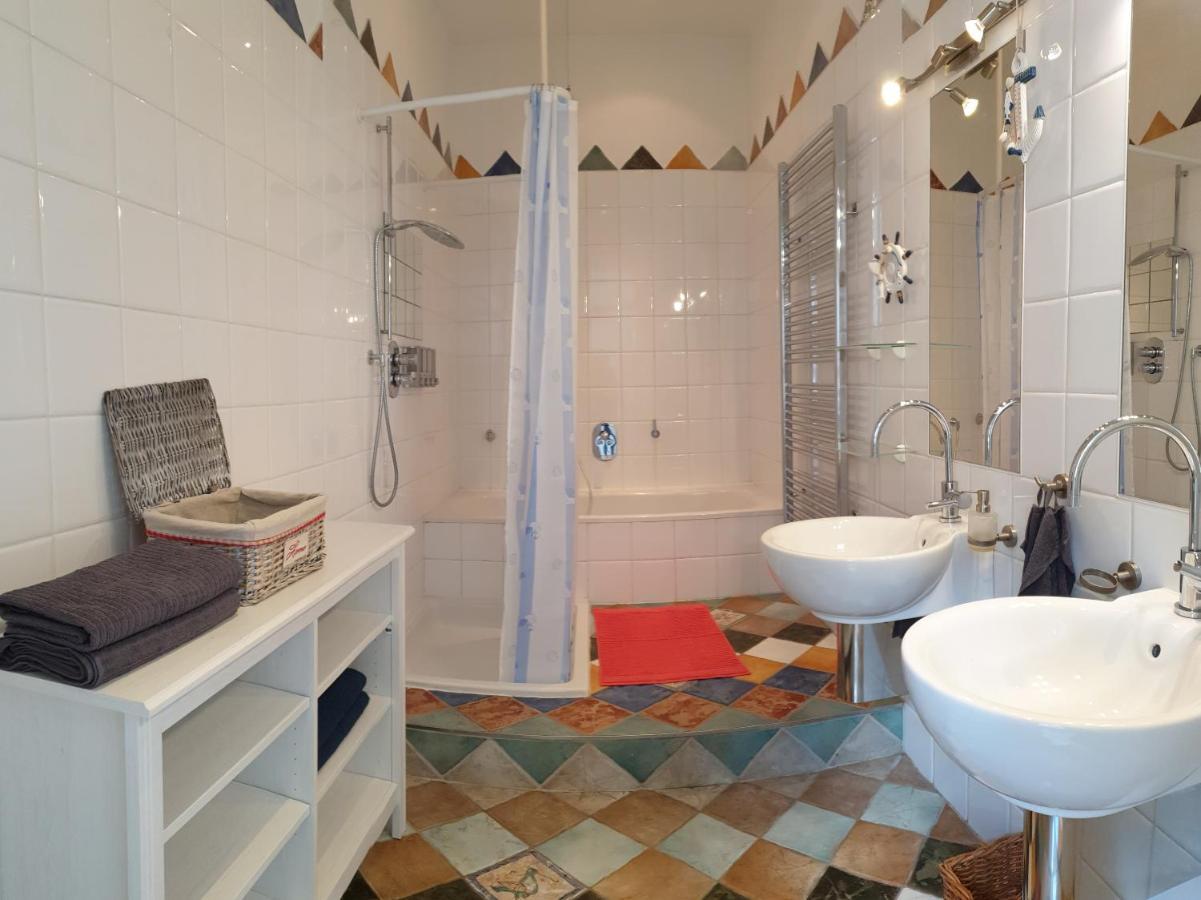 Sunny And Spacious Apartment Near City Centre Bécs Kültér fotó